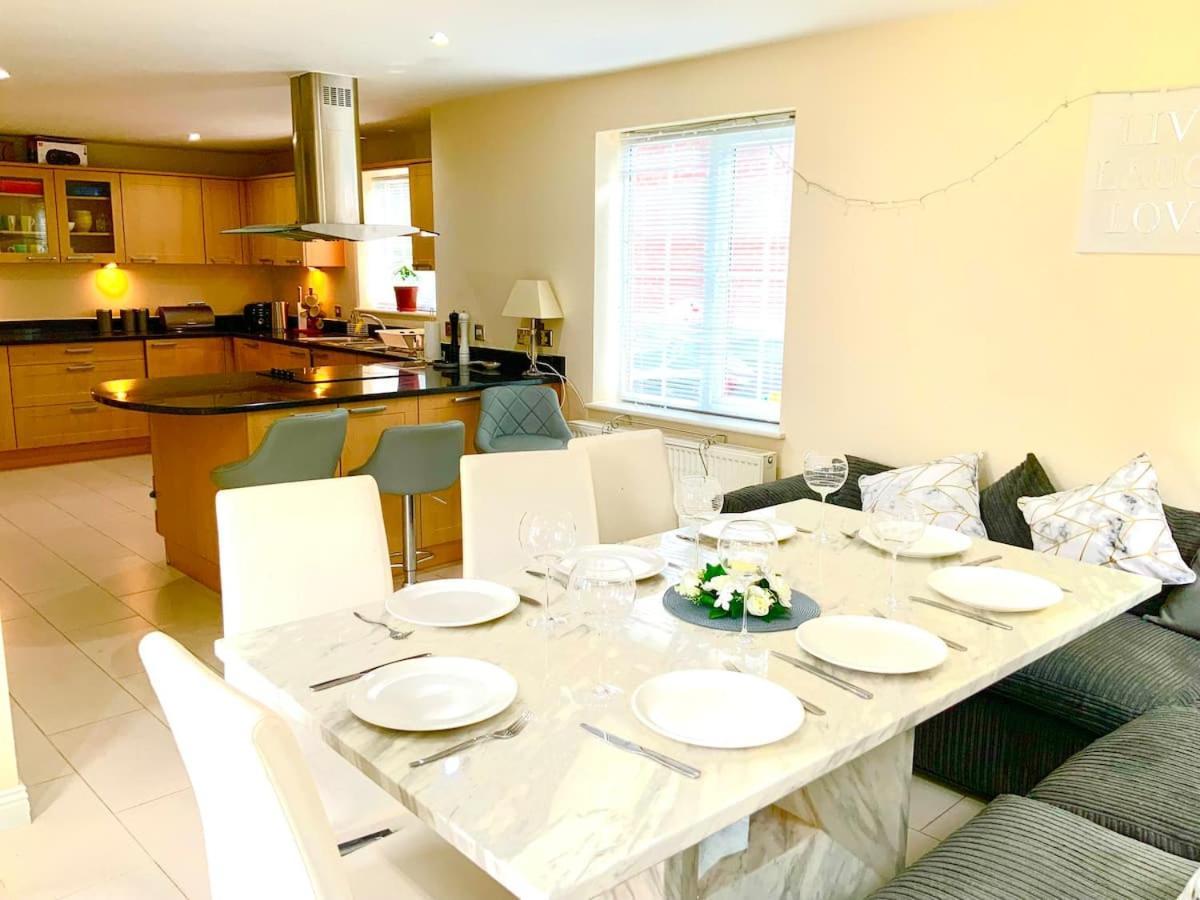 Luxurious Executive 4 Bedroom Whole Home | For 10 Hensol Eksteriør billede