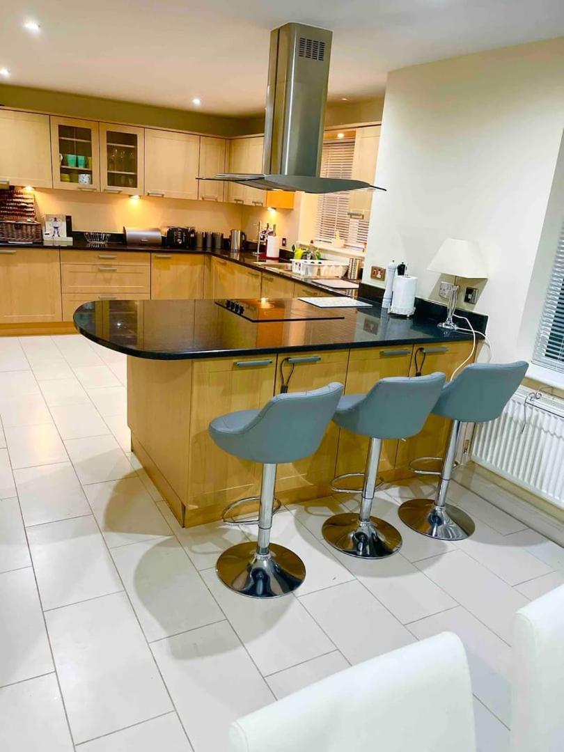 Luxurious Executive 4 Bedroom Whole Home | For 10 Hensol Eksteriør billede